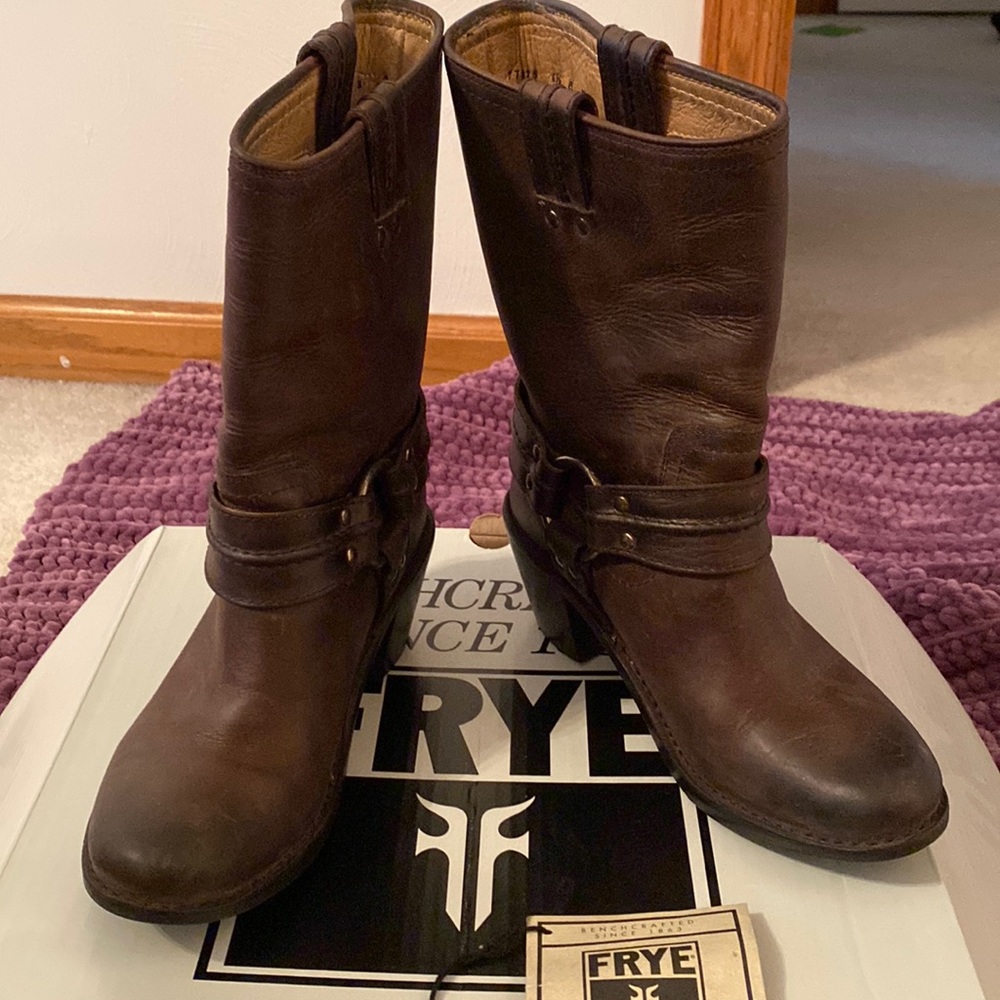 Frye Carmen Harness Short Boot. Color smoke in size 6.5. Excellent condition